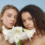 2人の女性と白い花