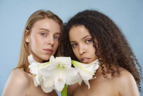 2人の女性と白い花